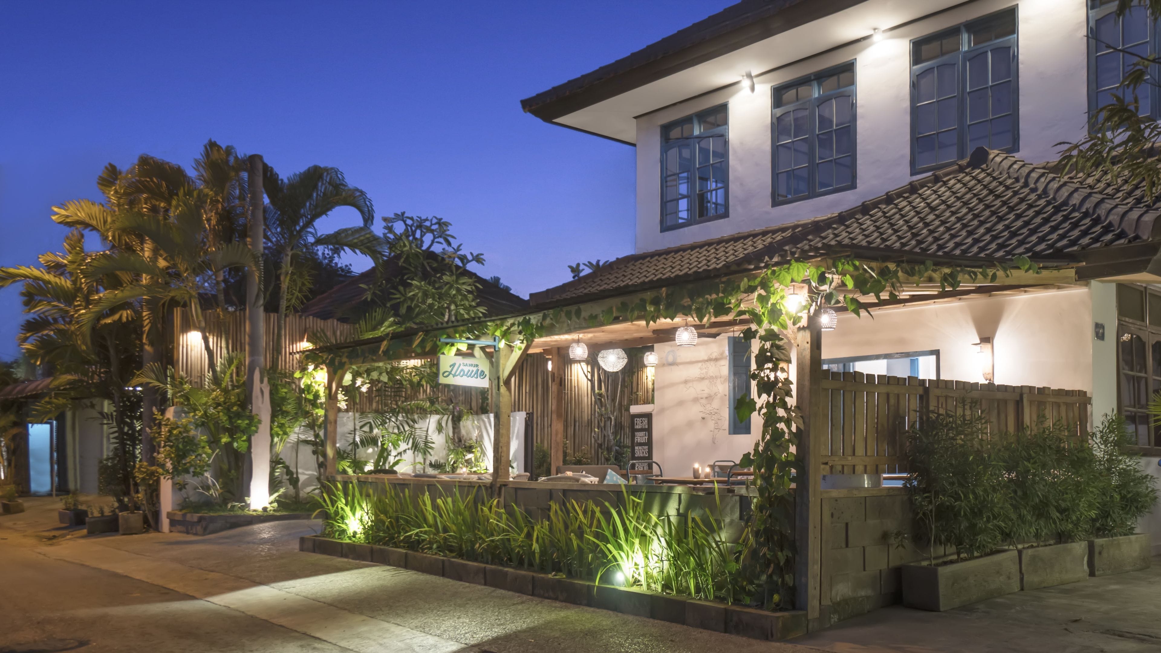 Un restaurant doté d’une terrasse, une enseigne portant le nom « Alouise » et une entrée bien éclairée.
