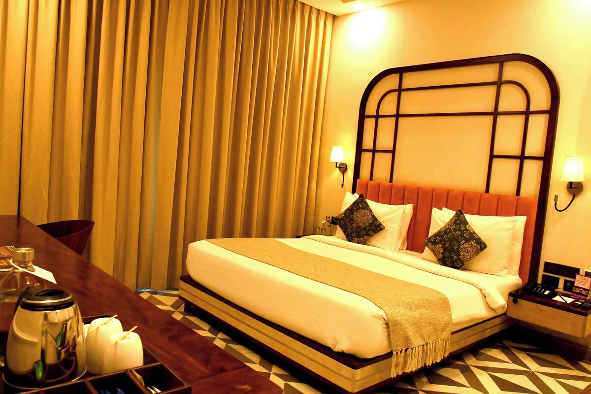 Phòng Premium | Bộ đồ giường cao cấp, minibar, két bảo mật tại phòng, bàn