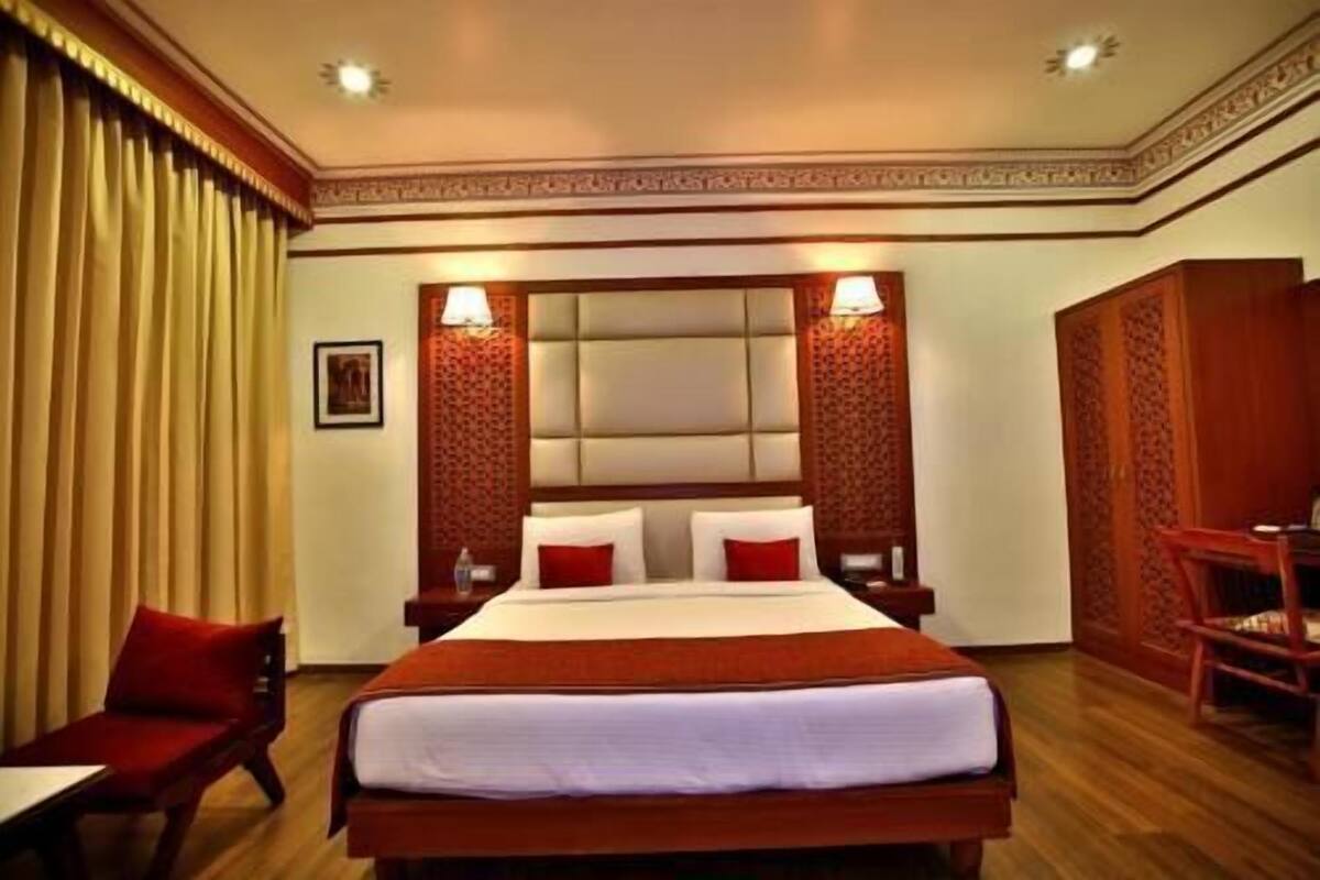 Bộ đồ giường cao cấp, minibar, két bảo mật tại phòng, bàn 