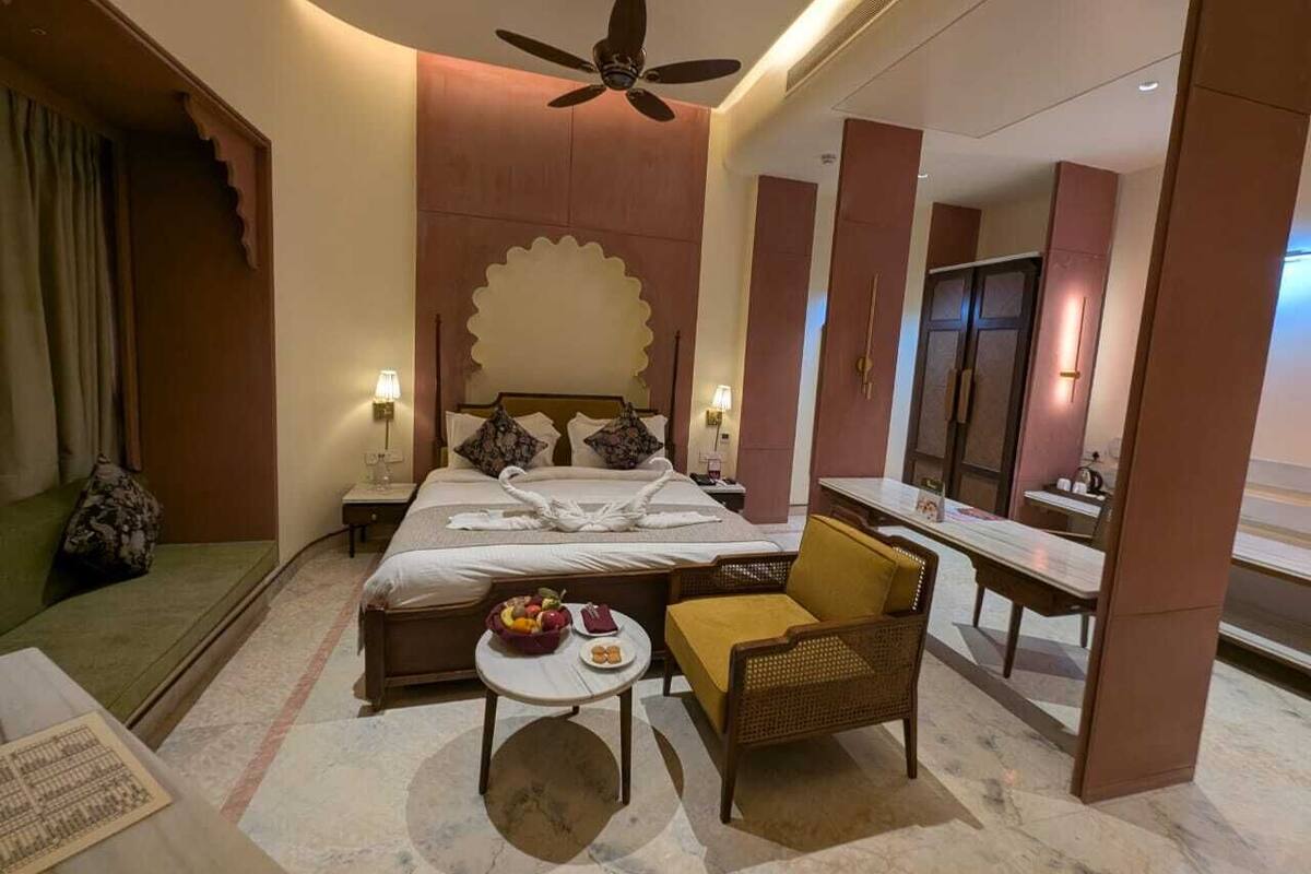 Phòng Club | Bộ đồ giường cao cấp, minibar, két bảo mật tại phòng, bàn 