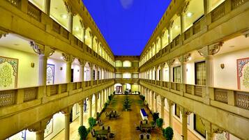 Chambre Premium | Vue sur la cour