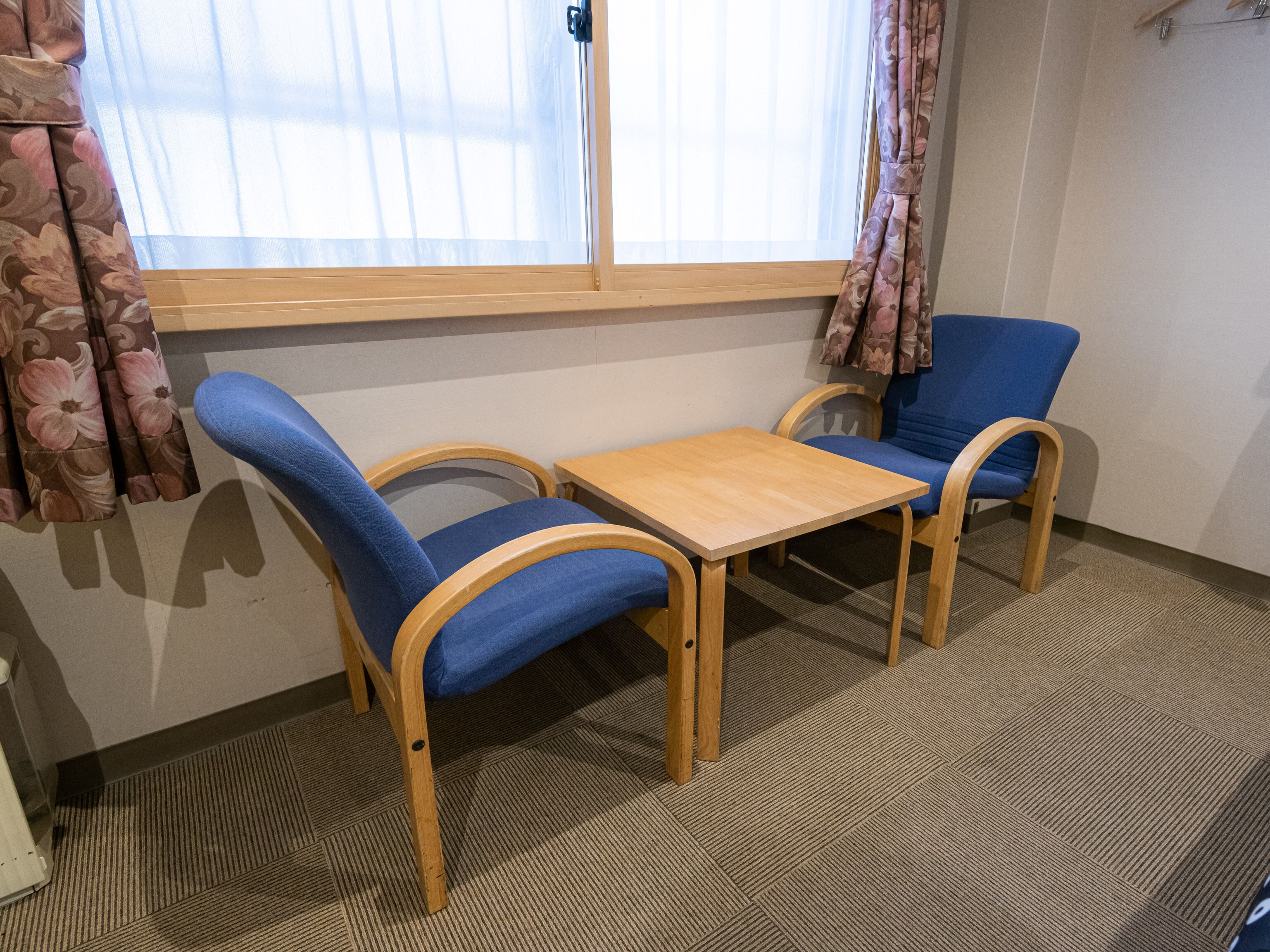 basic twin room | living room | led tv, books