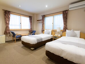 Habitación básica con 2 camas individuales | Escritorio, wifi gratis y ropa de cama 