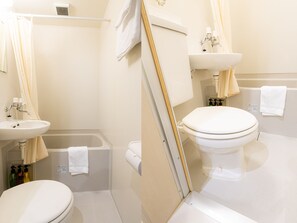 Habitación individual | Baño | Regadera, amenidades de baño gratuitas, secadora de cabello, pantuflas 