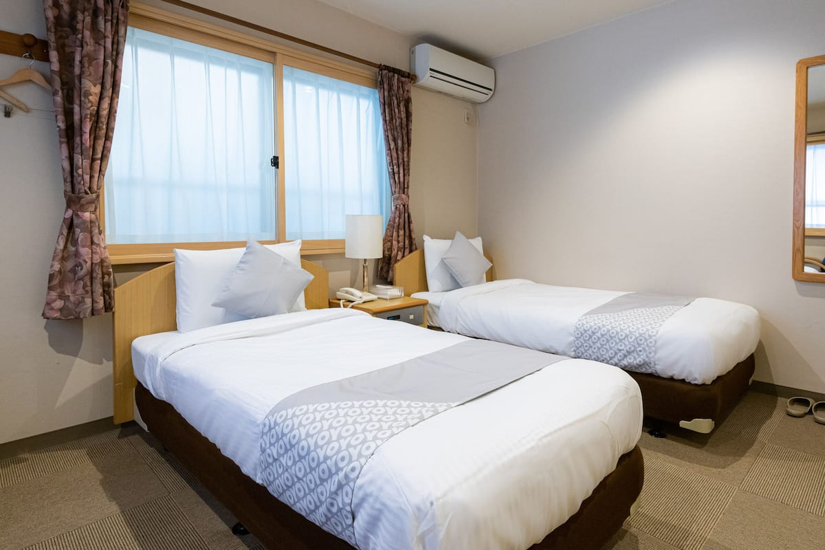 basic twin room | desk, free wifi, bed sheets