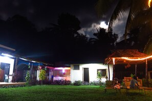 Fassade der Unterkunft – Abend/Nacht