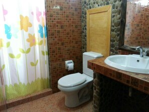 Baan Chom Doi 1 | Baño | Ducha y toallas