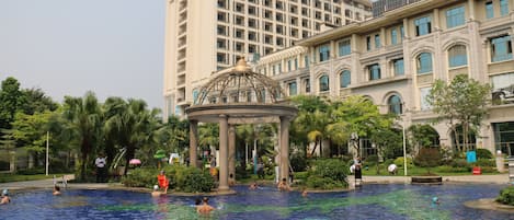 Una piscina al aire libre