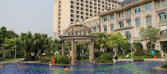 Longjiang Country Garden Phoenix Hotel