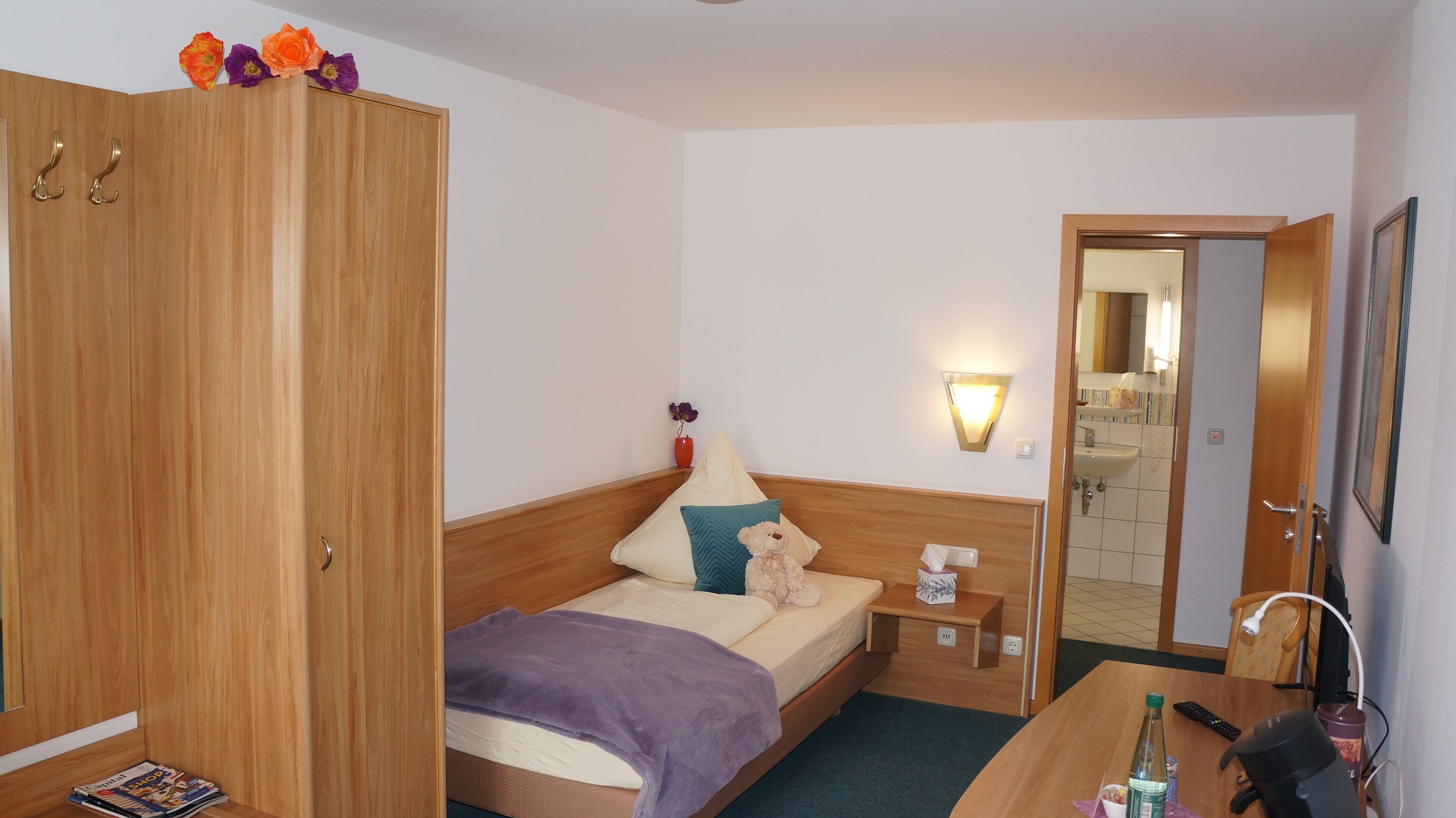 single room | laptop workspace, soundproofing, free wifi