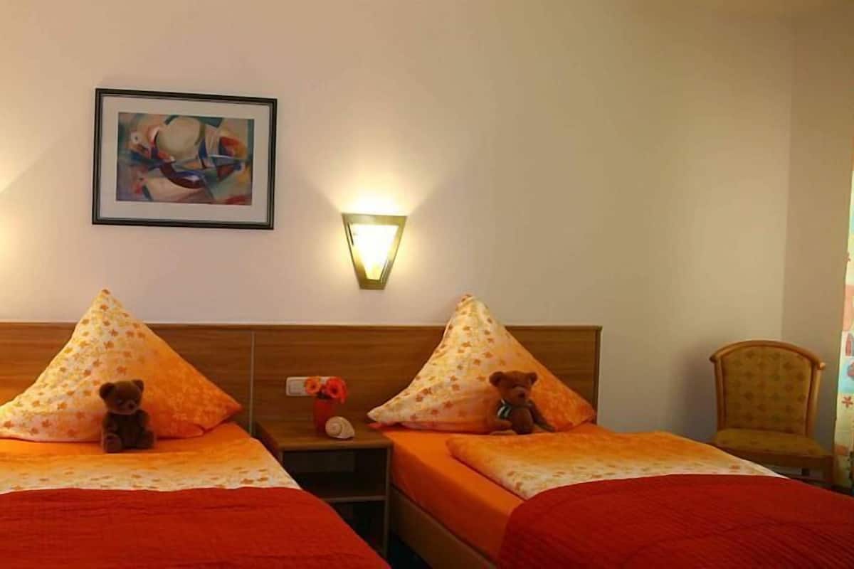Double Room | Peralatan tempat tidur premium, meja, ruang kerja komputer riba 