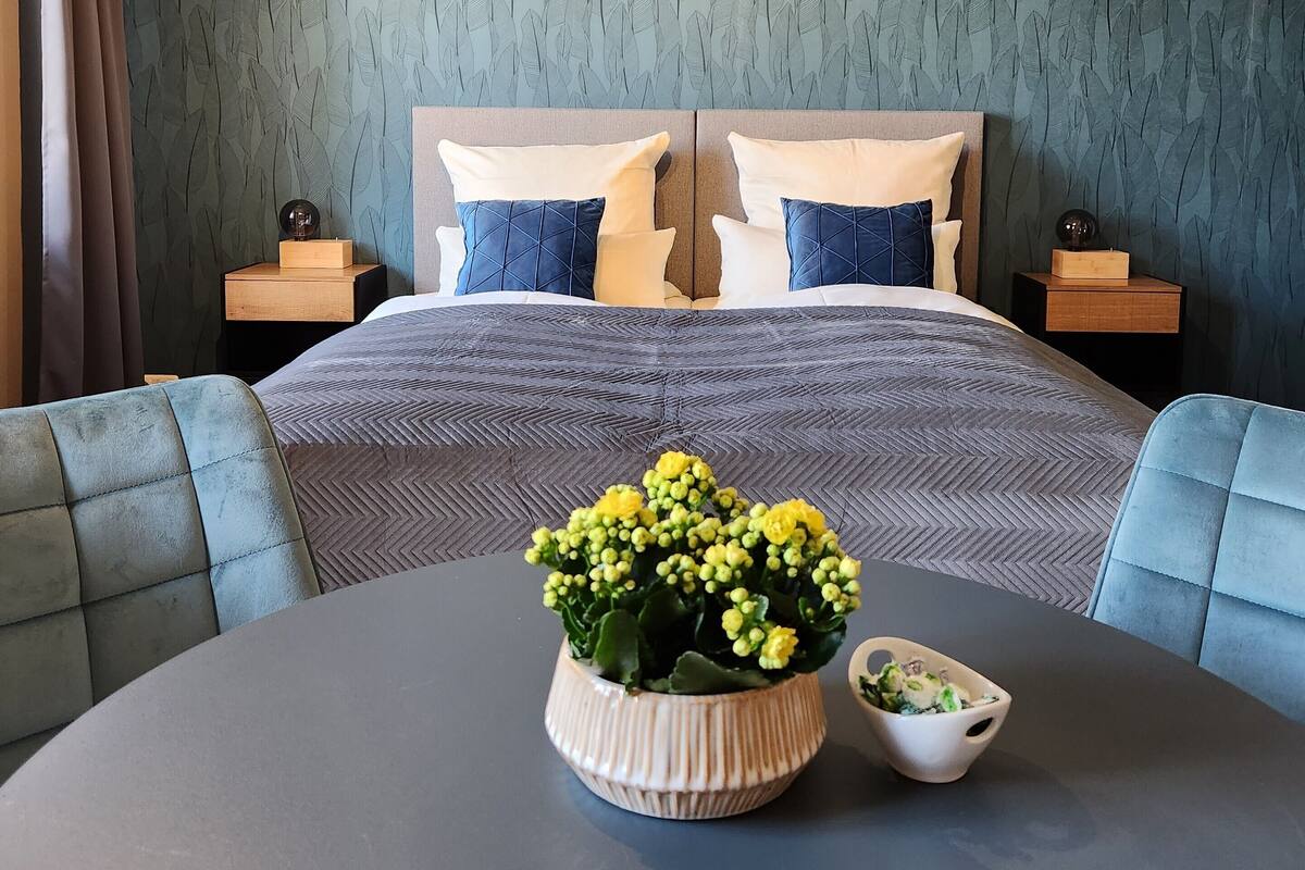 Deluxe Studio, 1 Bedroom, Kitchen | Peralatan tempat tidur premium, meja, ruang kerja komputer riba 