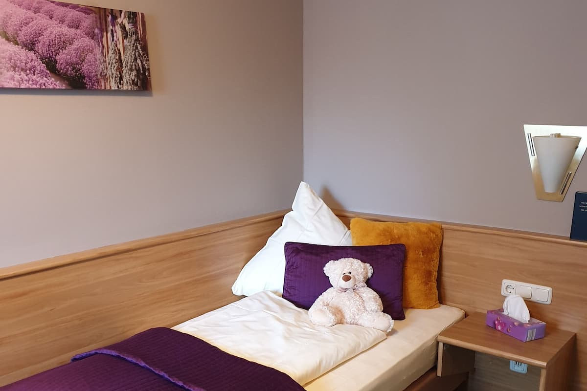 Single Room | Peralatan tempat tidur premium, meja, ruang kerja komputer riba 