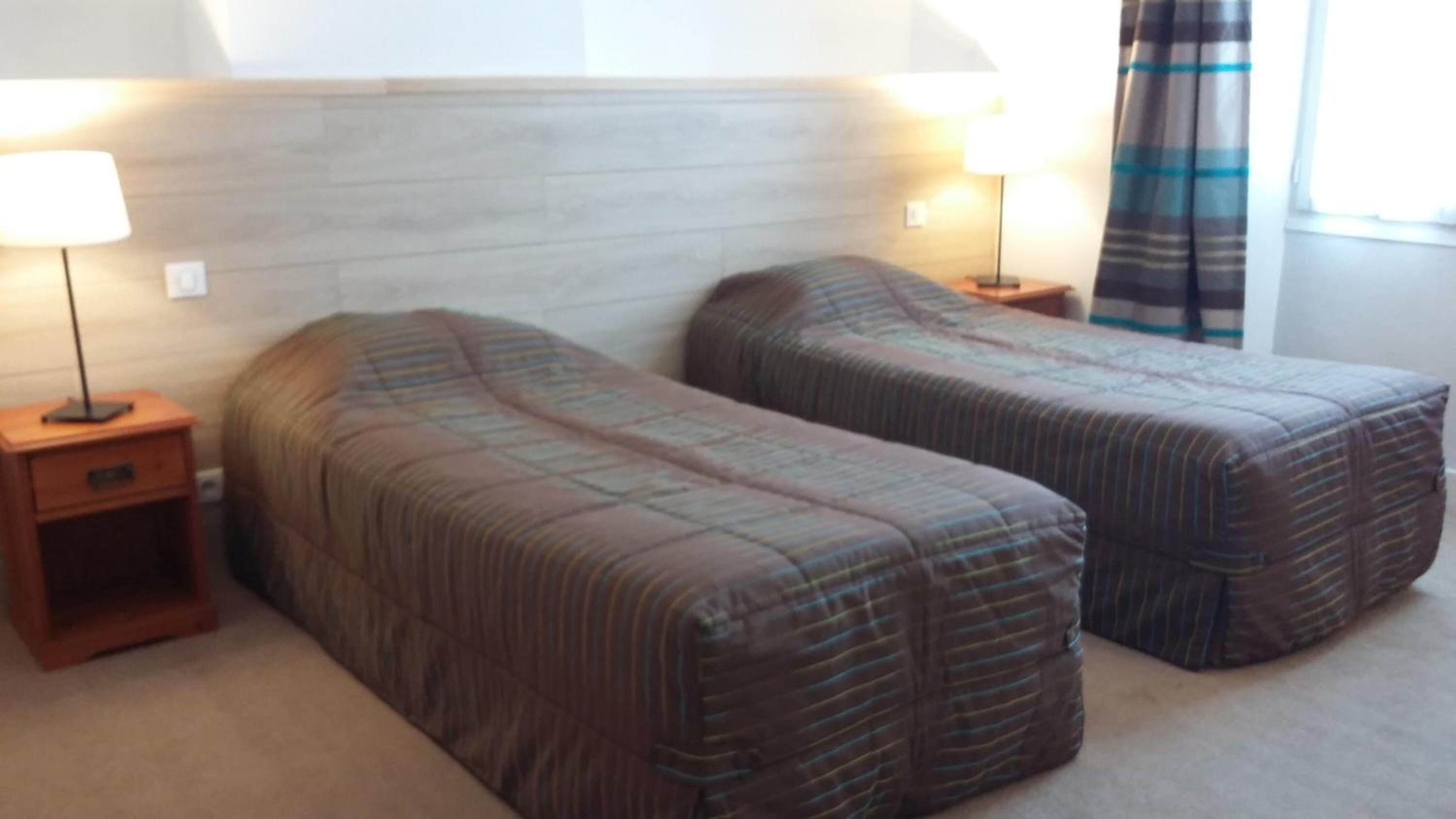 desk, soundproofing, free wifi, bed sheets