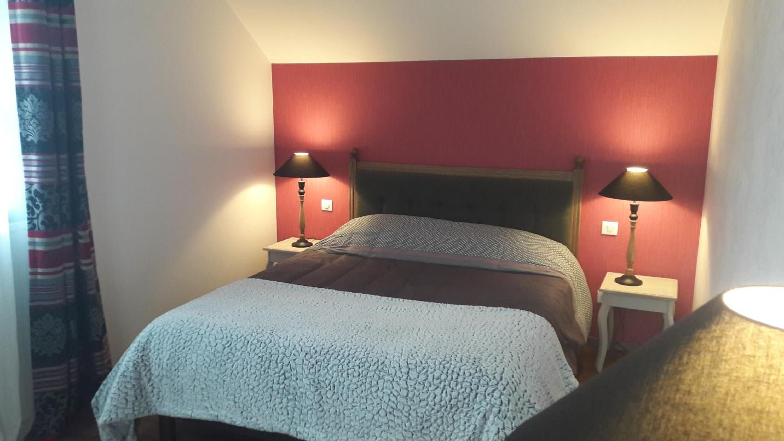 desk, soundproofing, free wifi, bed sheets