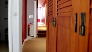 Escritorio, sistema de insonorización, wifi gratis y ropa de cama