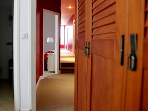 Escritorio, sistema de insonorización, wifi gratis y ropa de cama