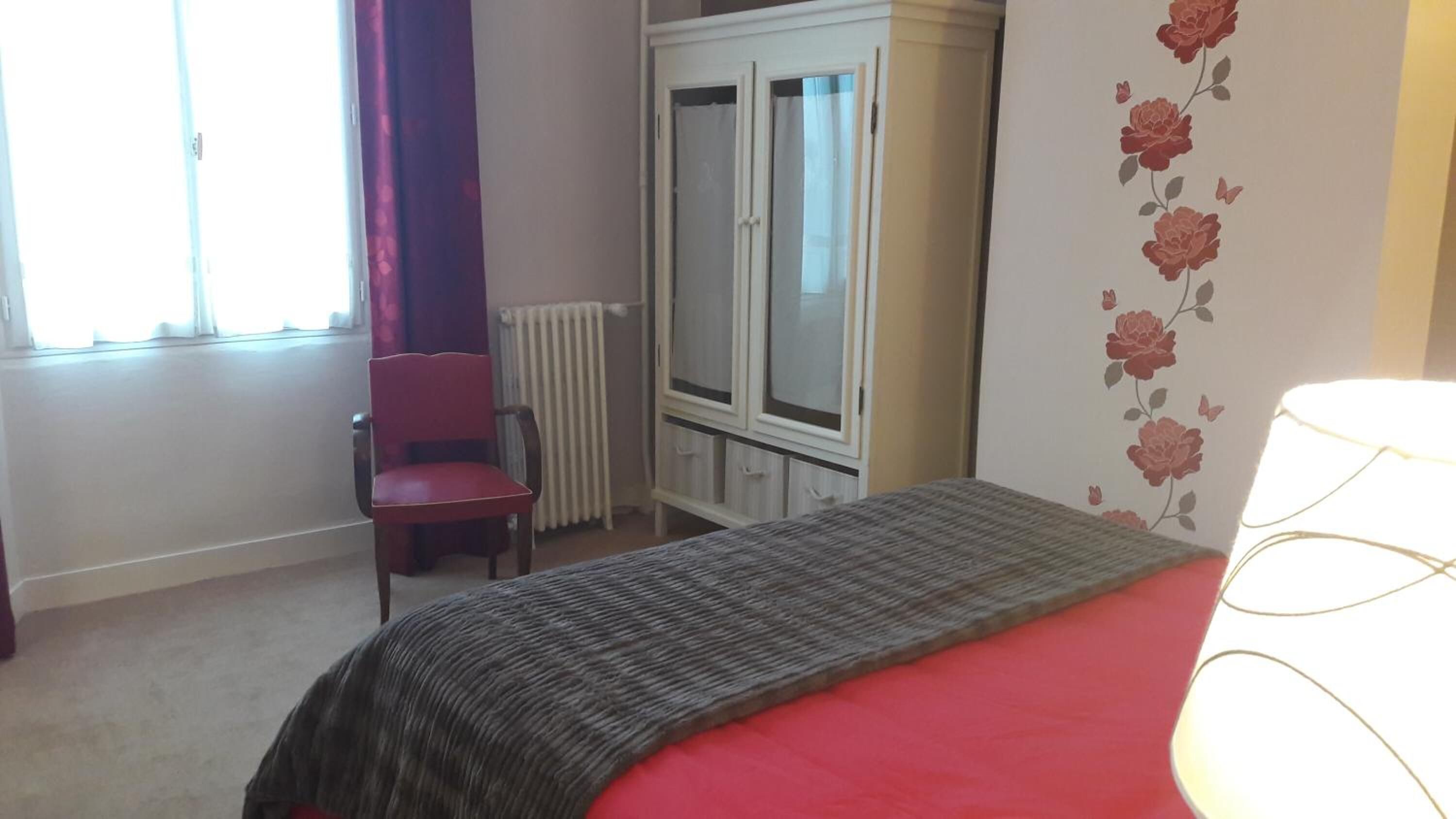 desk, soundproofing, free wifi, bed sheets