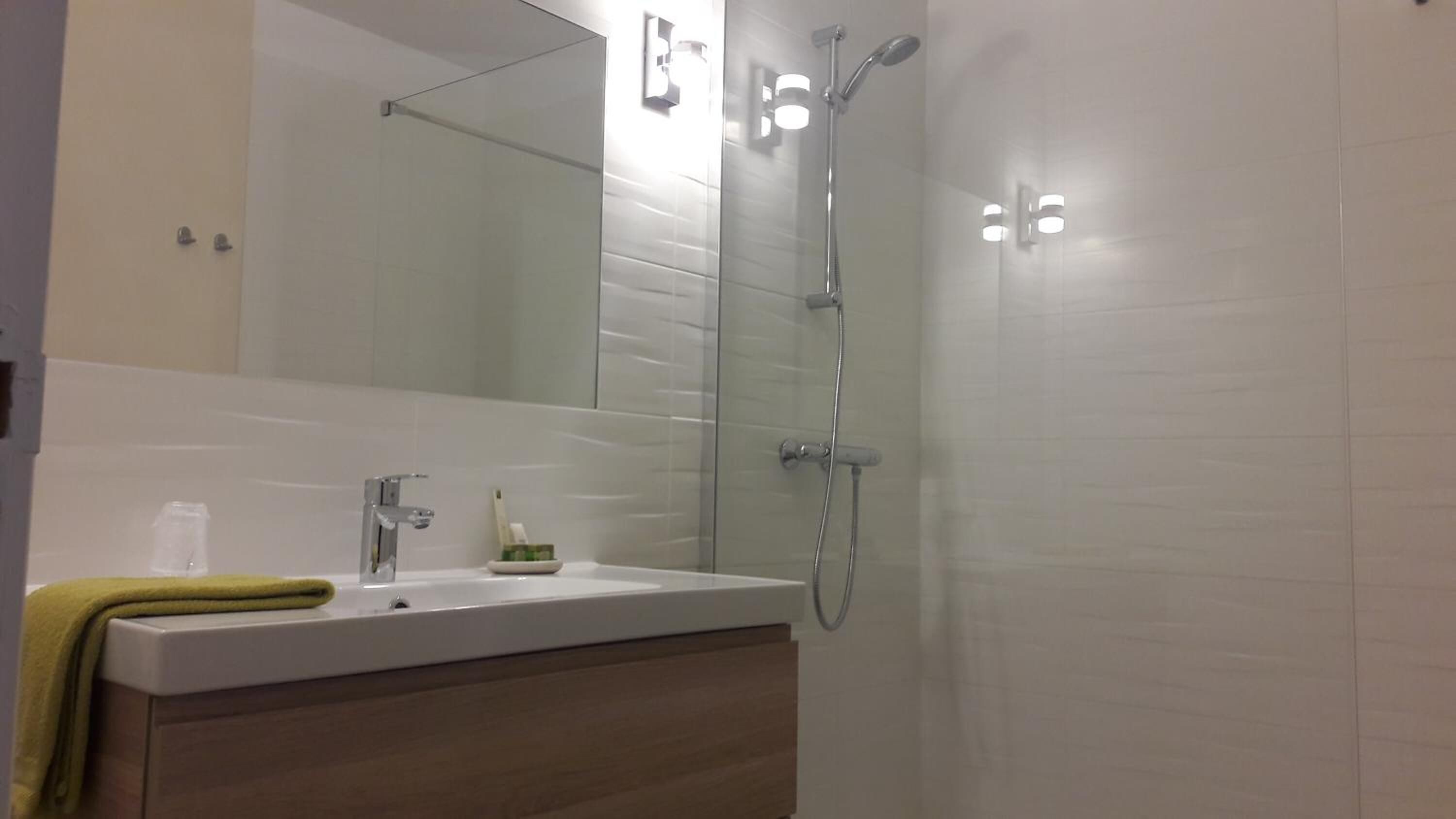 Douche, sèche-cheveux, serviettes fournies