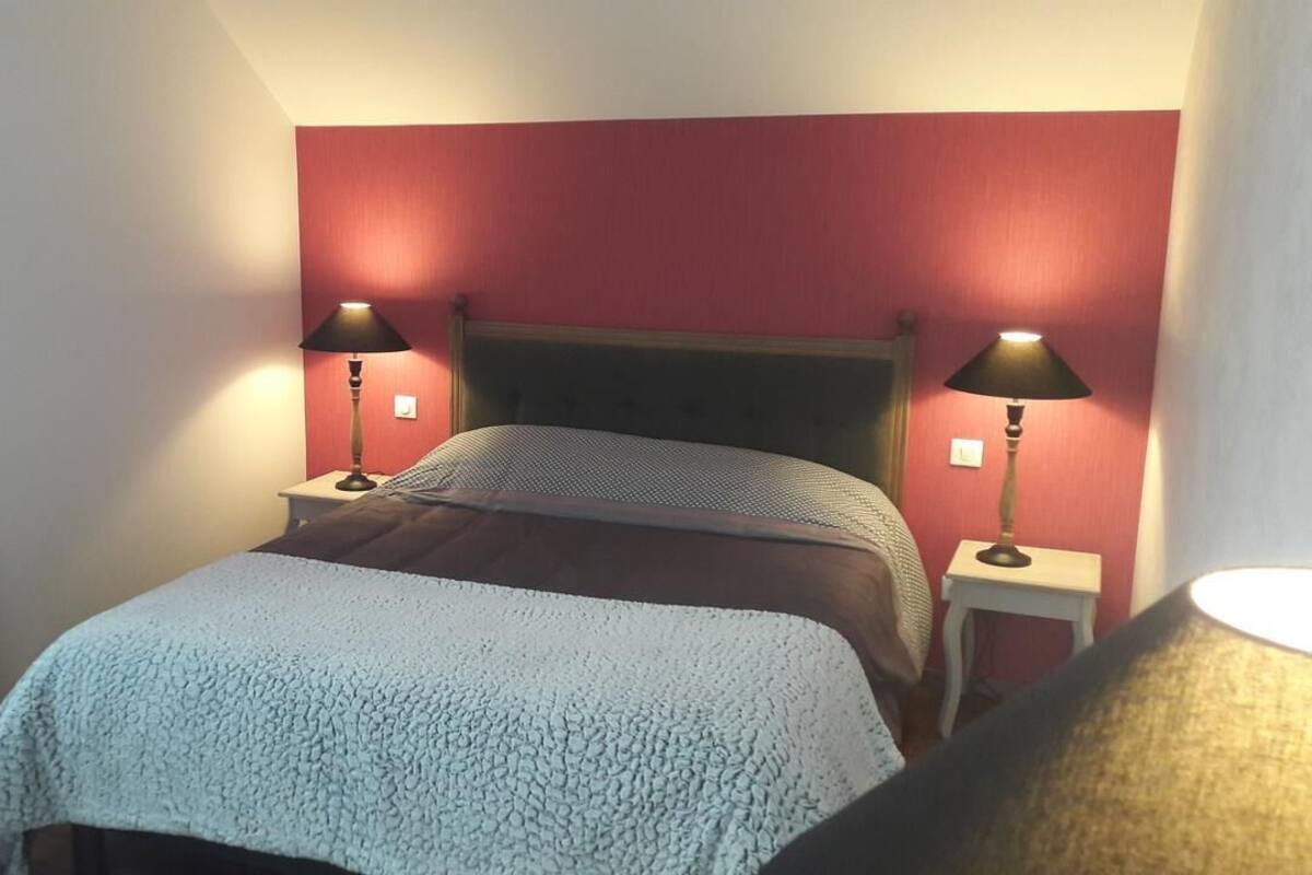 Desk, soundproofing, free WiFi, bed sheets