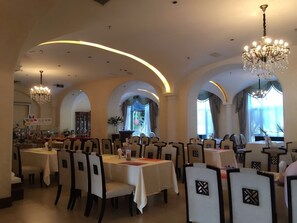 Breakfast, lunch, dinner served; Chinese cuisine