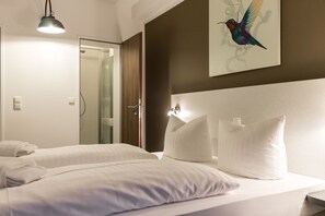 Ropa de cama de alta calidad, escritorio y sistema de insonorización 
