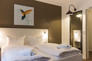 Ropa de cama de alta calidad, escritorio y sistema de insonorización 