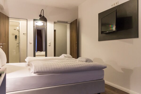 Kahden hengen standard-huone, 1 makuuhuone, tupakointi kielletty | Ylelliset vuodevaatteet, työpöytä, äänieristys, silitysrauta/-lauta