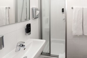 Shower, free toiletries, hair dryer, towels - Hotel West (Hamburg)