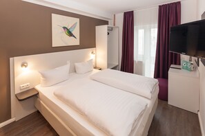 Standard Double Room, 1 Bedroom, Non Smoking | Peralatan tempat tidur premium, meja, kalis bunyi 