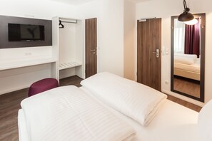 Standard Double Room, 1 Bedroom, Non Smoking | Peralatan tempat tidur premium, meja, kalis bunyi 