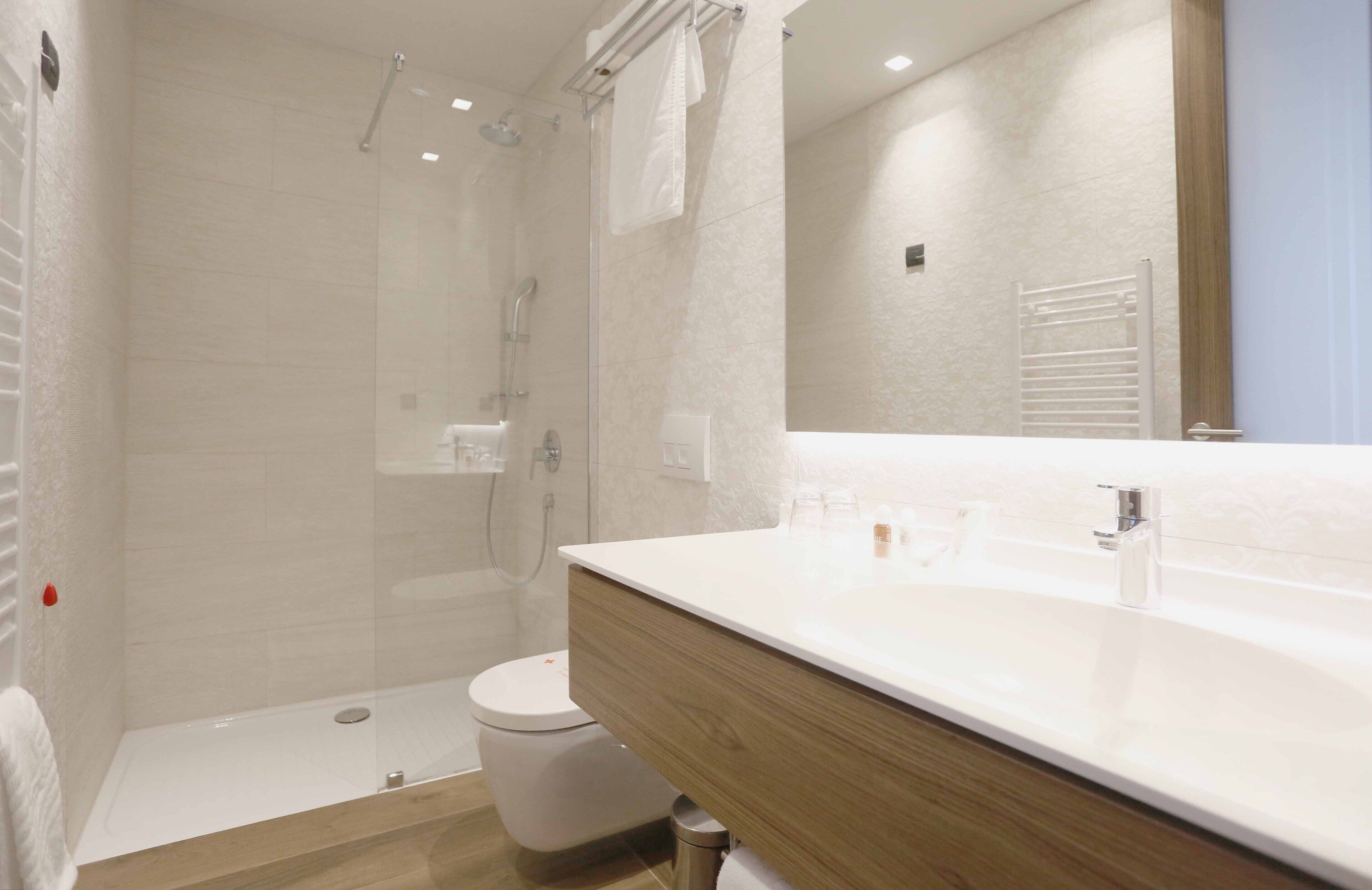 economy room, 1 queen bed, accessible, non smoking | bathroom | shower, rainfall showerhead, free toiletries, hair dryer