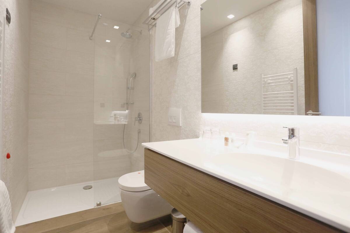 economy room, 1 queen bed, accessible, non smoking | bathroom | shower, rainfall showerhead, free toiletries, hair dryer