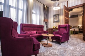 Double room, Connected | Oppholdsområde | En 42-tommers Flatskjerm-TV med kabel-kanaler samt TV og Netflix