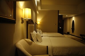 Värdeförvaringsskåp på rummet, skrivbord och mörkläggningsgardiner