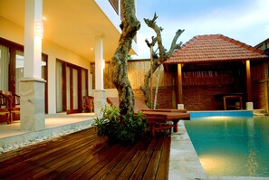 Una piscina al aire libre