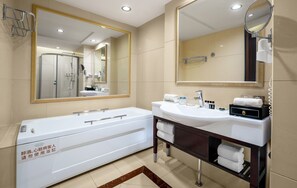 Separate tub and shower, rainfall showerhead, free toiletries - Country Garden Phoenix Hotel Chongqing (Chongqing)