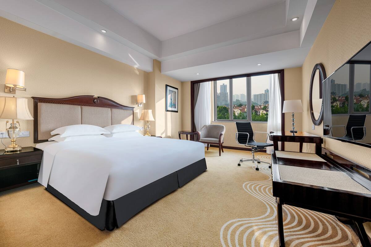 ห้องพรีเมียม, เตียงคิงไซส์ 1 เตียง, วิวภูเขา | เครื่องนอนระดับพรีเม ียม, ผ้านวมขนเป็ด, เตียงพร้อมฟูกเสริมที่นอน