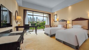 A hotel room with two beds, a desk, a chair, and a large window with a city view. - Country Garden Phoenix Hotel Chongqing (Chongqing)