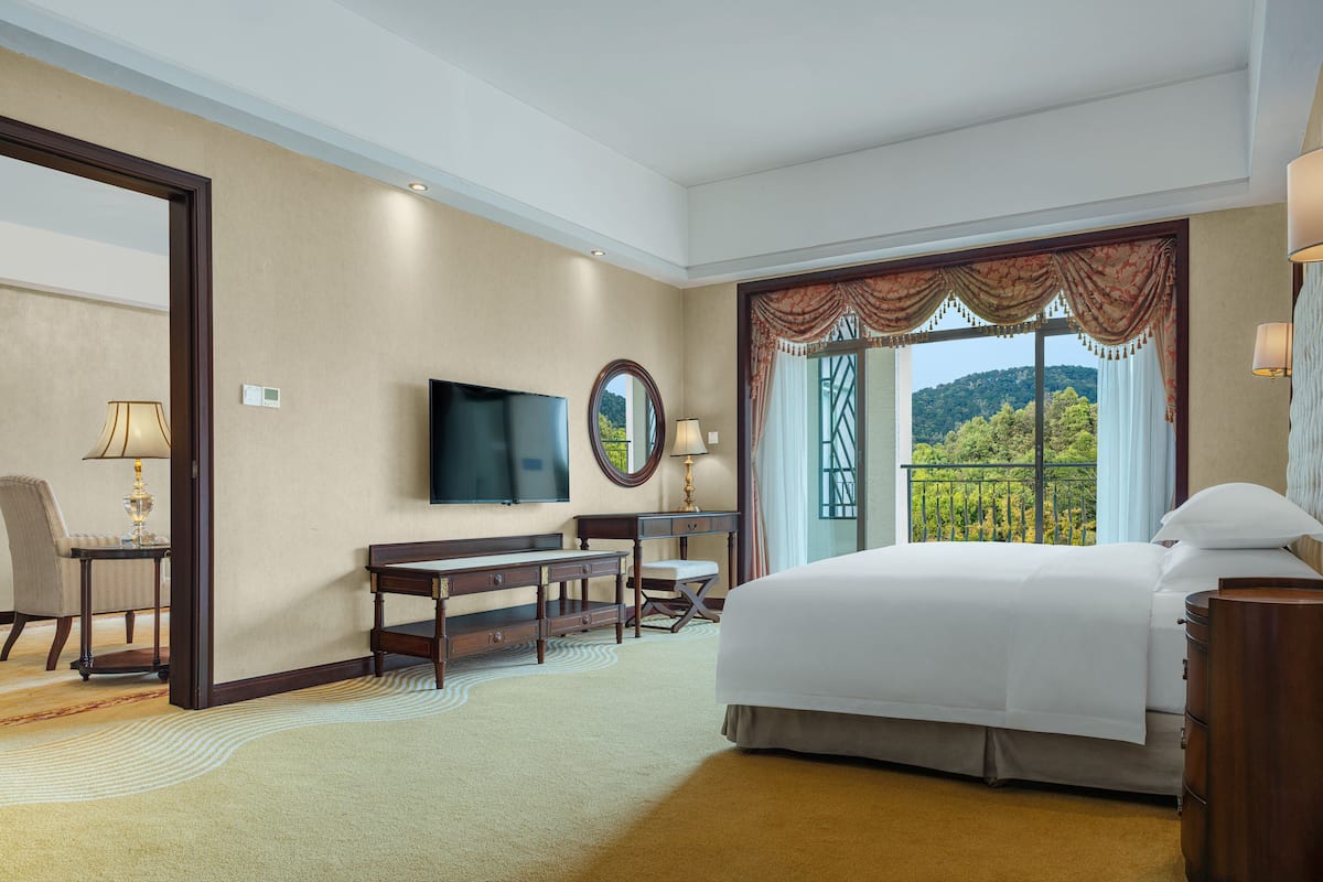 ห้องดีลักซ์สวีท, วิวภูเขา | เครื่องนอนระดับพรีเมียม, ผ้านวมขนเป็ด, เตียงพร้อมฟูกเสริมที่นอน