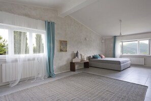 Escritorio, cortinas opacas, cunas gratuitas y wifi gratis