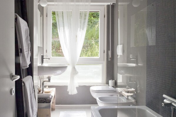 Shower, free toiletries, hair dryer, bathrobes - Villa De Hura (Bergamo)