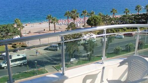 A balcony with a view of the beach, chairs, and a clear sky. - Olbia Residence Hotel (Konyaalti)