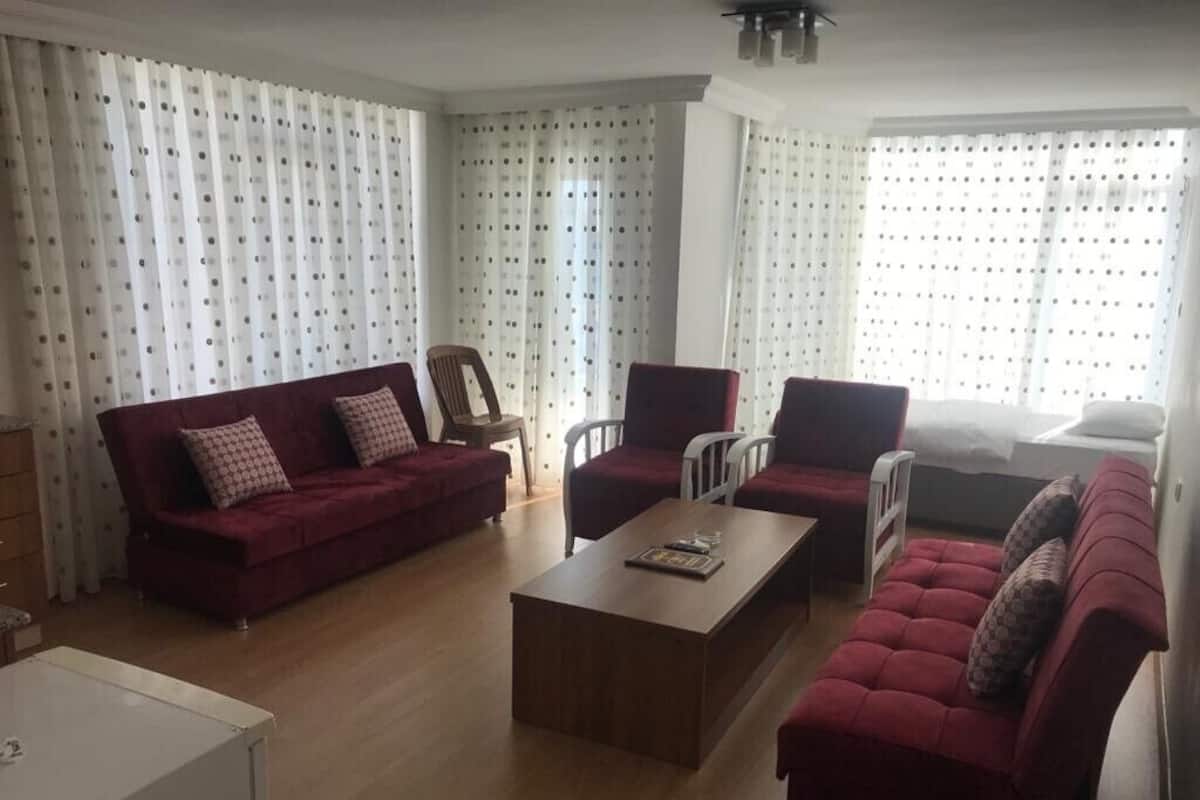 Appartement, uitzicht op zee | Een minibar, een kluis op de kamer, een bureau, gratis wifi