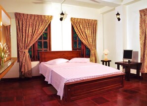 Brankas, meja kerja, kedap suara, dan setrika/meja setrika