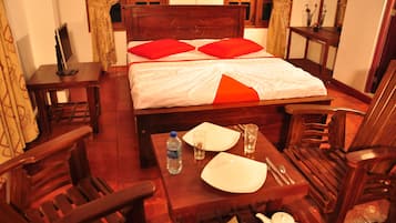 Brankas, meja kerja, kedap suara, dan setrika/meja setrika