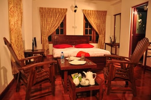 Zimmersafe, Schreibtisch, schallisolierte Zimmer, Bügeleisen/Bügelbrett