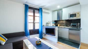 Dúplex exclusivo, varias camas, cocina, vista a la ciudad | Cocina privada | Refrigerador con congelador, microondas y parrilla de estufa