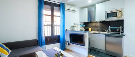 Duplex exclusif, Plusieurs lits, cuisine, vue sur la ville | Cuisine privée | Réfrigérateur grande capacité avec congélateur, four à micro-ondes