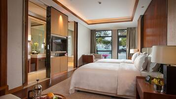 Deluxe Room, Lake View | Minibar, in-room safe, desk, blackout curtains